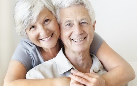coppia che ha più di 60 anni o comunque avanti con l'età che vulle tenere vita sessuale attiva